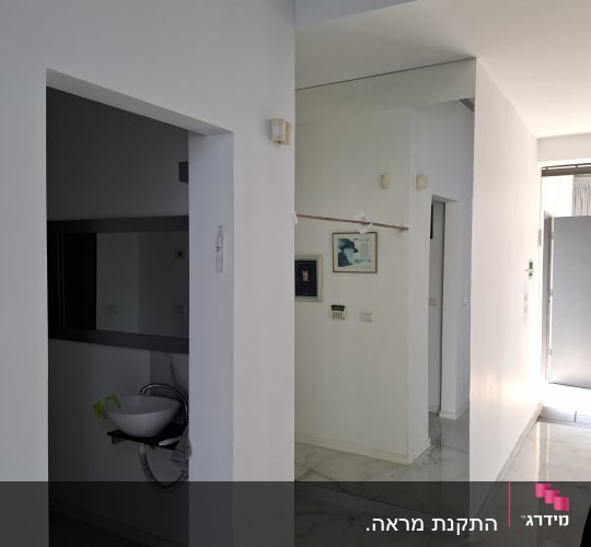 התקנת מראת קיר מעוצבת וגדולה במסדרון להגדלת החלל